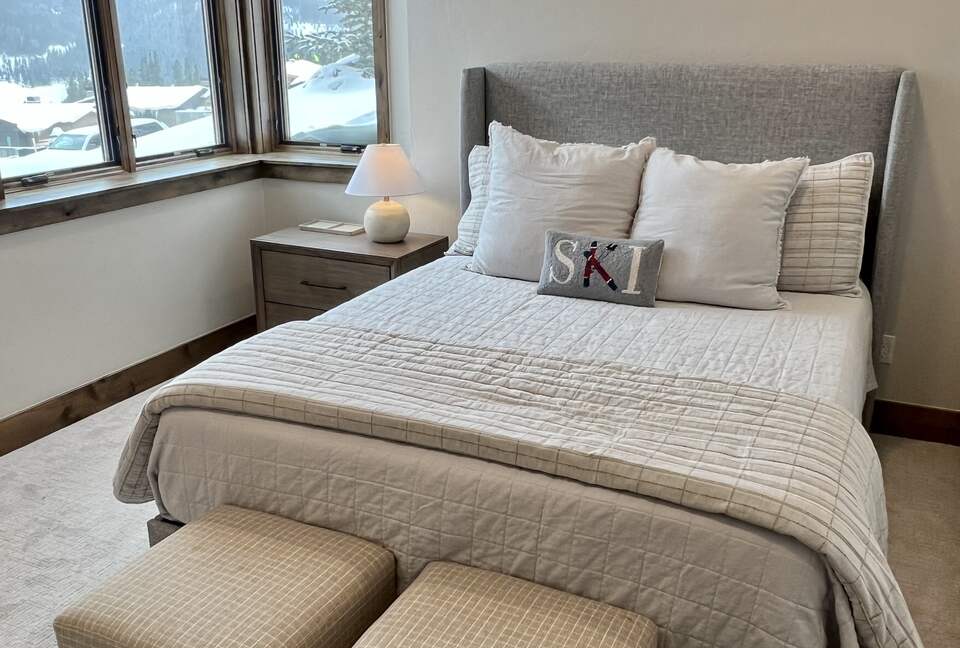 Basement bedroom #2 - Queen bed