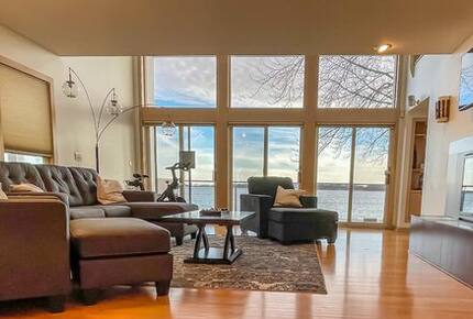 Hidden Gem Lakefront Home - Clear Lake, Iowa