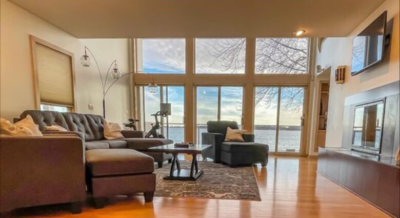 Hidden Gem Lakefront Home - Clear Lake, Iowa