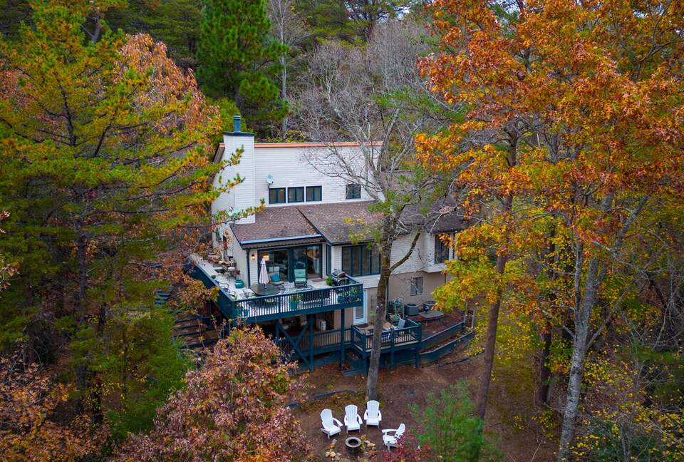 Lake Lure Getaway with Hot Tub, Mountain Views, and Community Amenities - Lake Lure, North Carolina