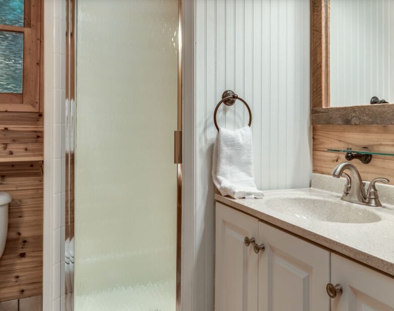 Luxe Cabin on the Lake - Glenville, North Carolina