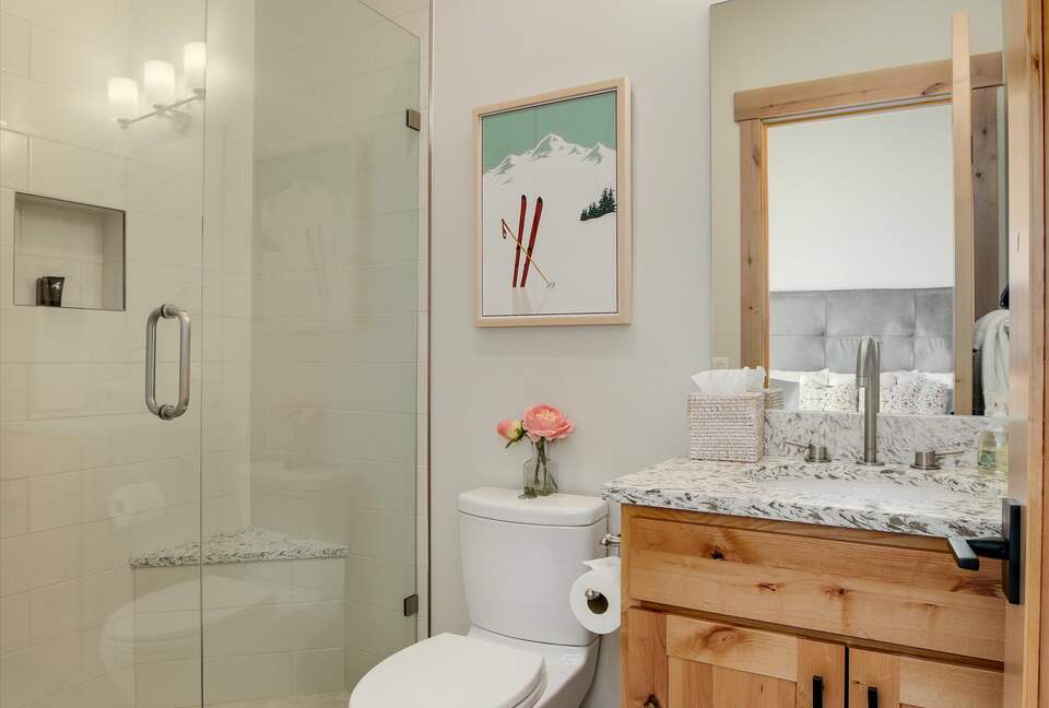 Upper bedroom en suite bath