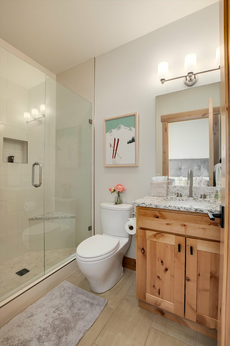 Upper bedroom en suite bath