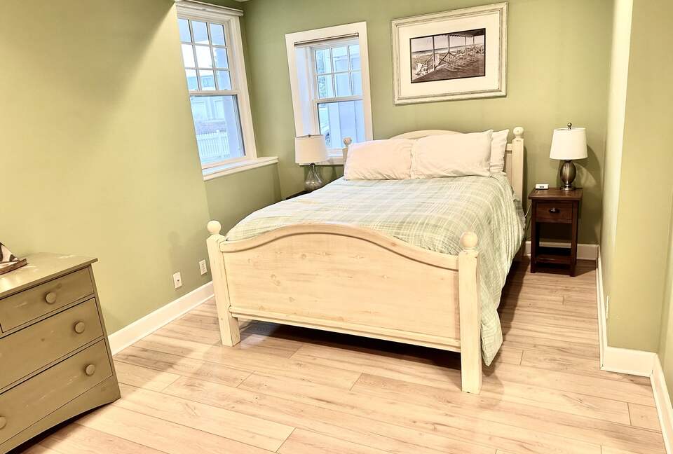 Large Master bedroom with queen bed and en-suite bath