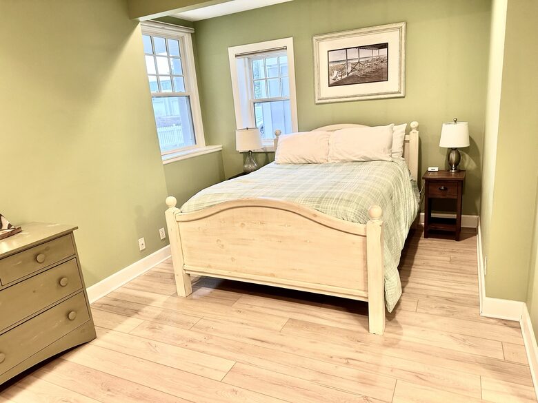 Large Master bedroom with queen bed and en-suite bath