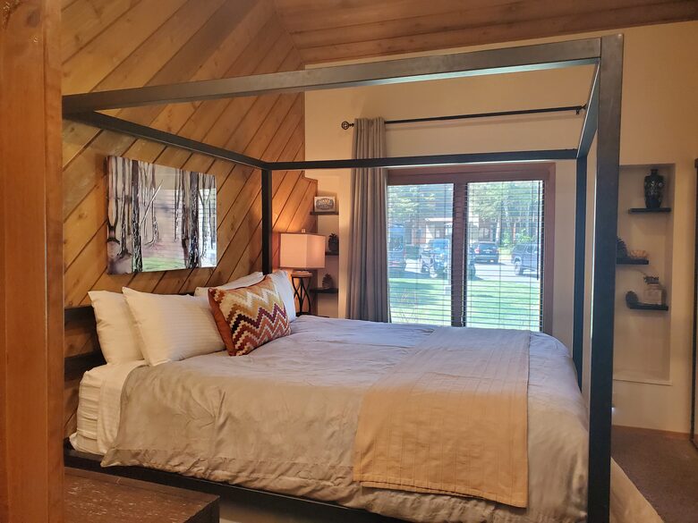 Luxurious Creek Front Oasis - Mammoth Lakes, California