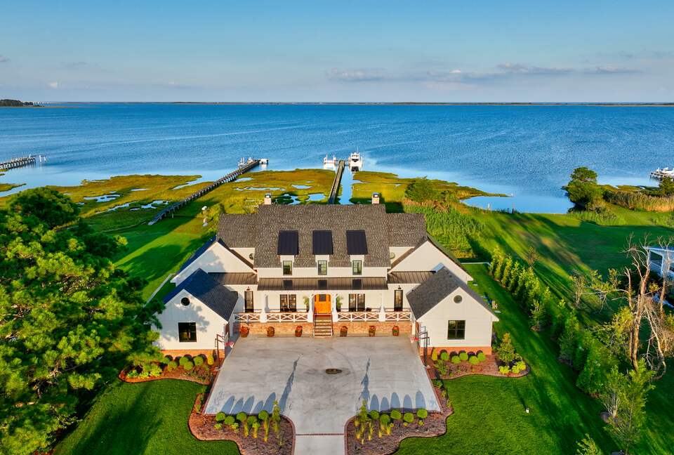view of front of home showing full court basketball in drive