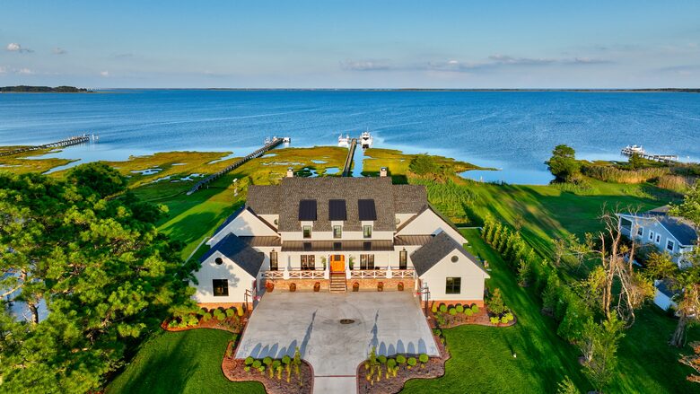 view of front of home showing full court basketball in drive