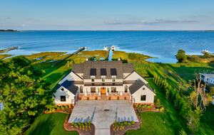 view of front of home showing full court basketball in drive
