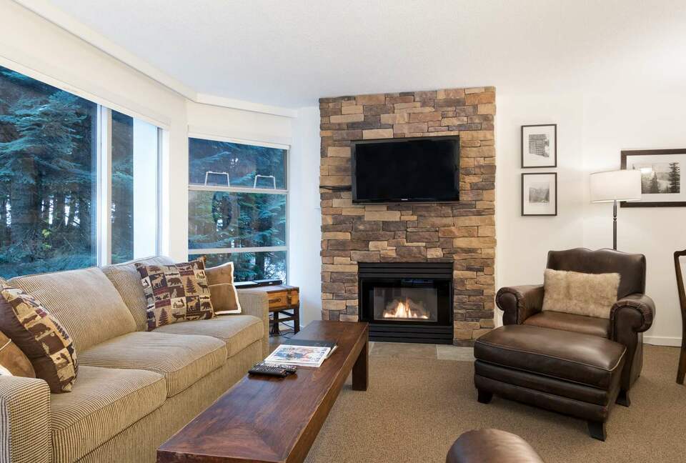 Cozy Ski-In Ski-Out Villa with Community Amenities - Whistler, Canada