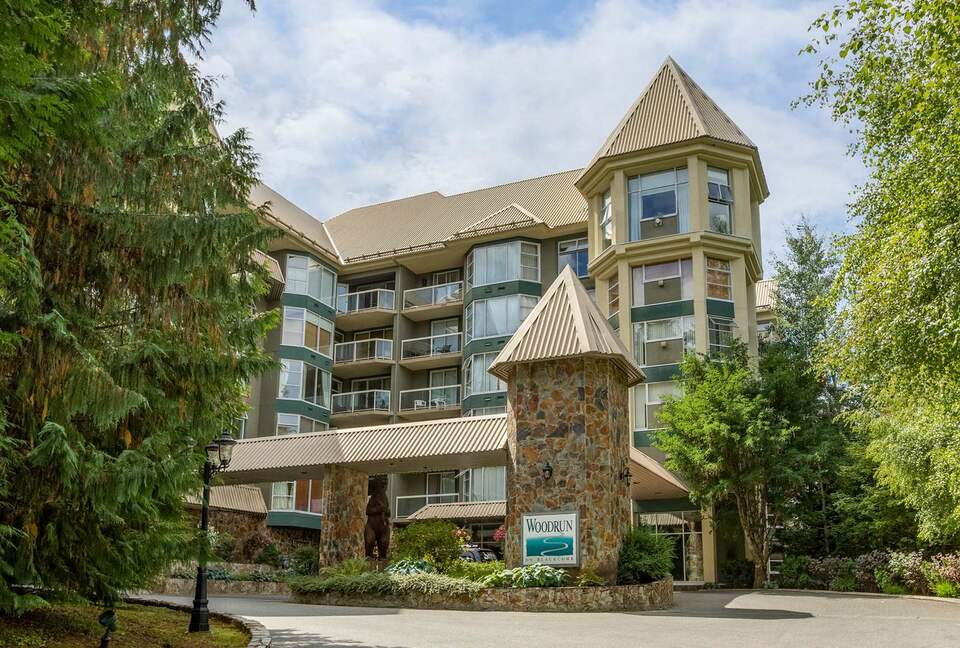 Cozy Ski-In Ski-Out Villa with Community Amenities - Whistler, Canada