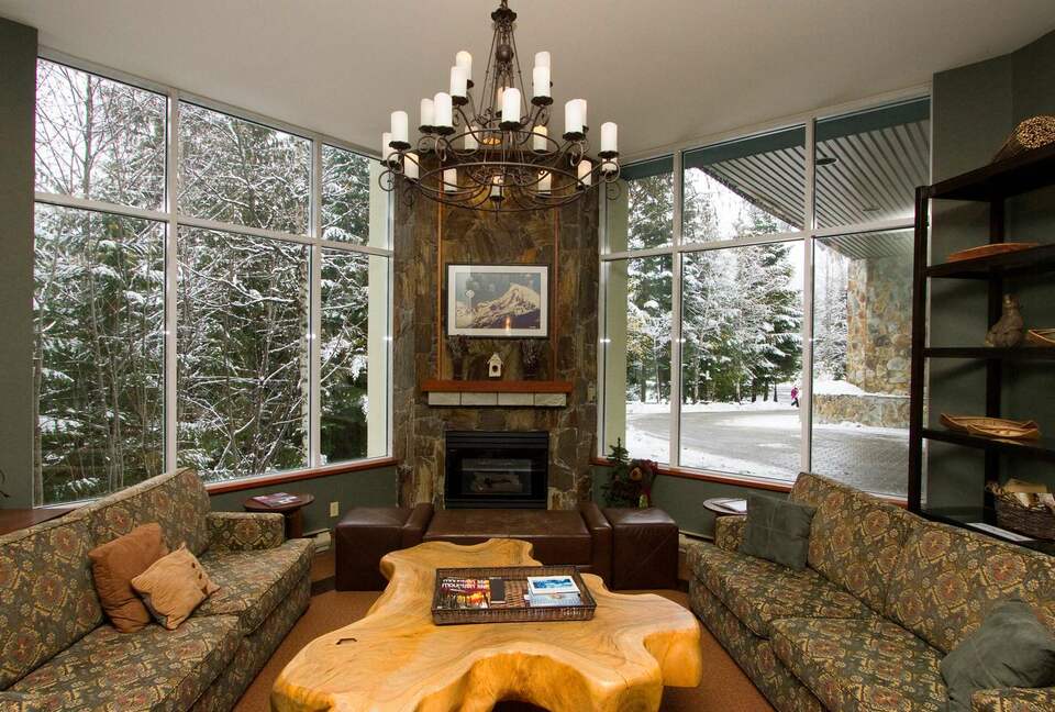 Cozy Ski-In Ski-Out Villa with Community Amenities - Whistler, Canada