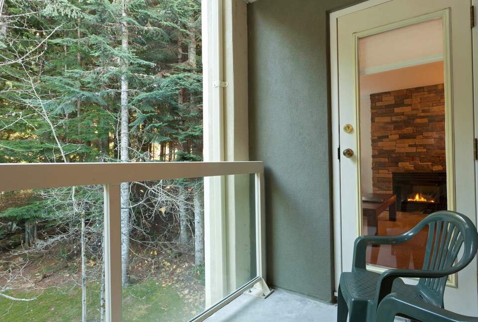 Cozy Ski-In Ski-Out Villa with Community Amenities - Whistler, Canada