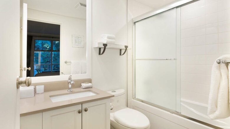 Cozy Ski-In Ski-Out Villa with Community Amenities - Whistler, Canada