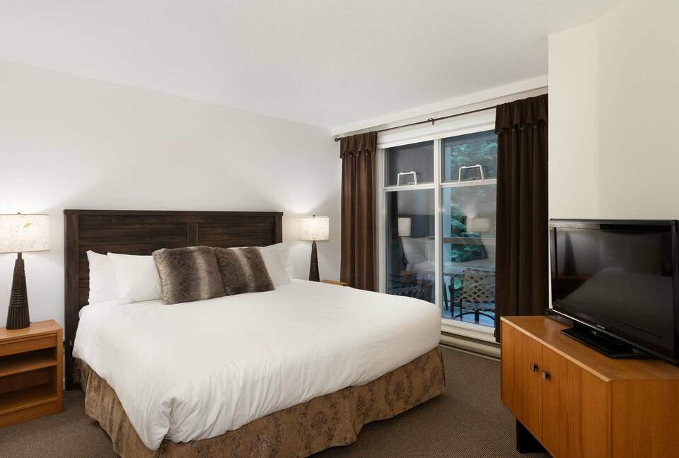 Cozy Ski-In Ski-Out Villa with Community Amenities - Whistler, Canada