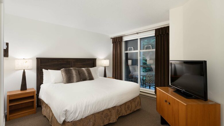 Cozy Ski-In Ski-Out Villa with Community Amenities - Whistler, Canada