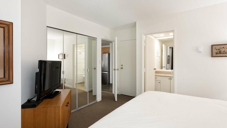 Cozy Ski-In Ski-Out Villa with Community Amenities - Whistler, Canada