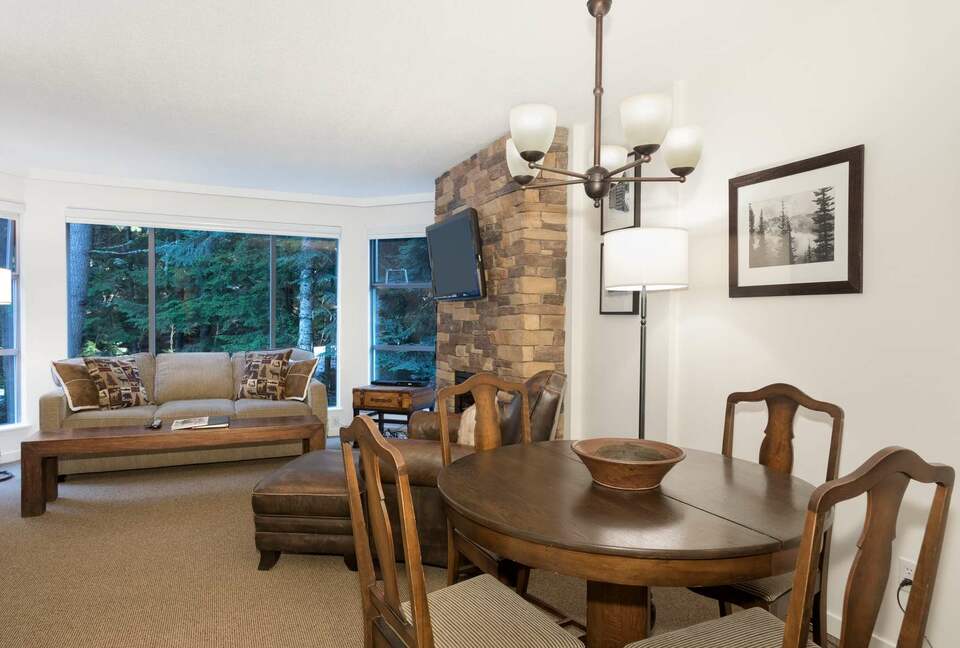 Cozy Ski-In Ski-Out Villa with Community Amenities - Whistler, Canada