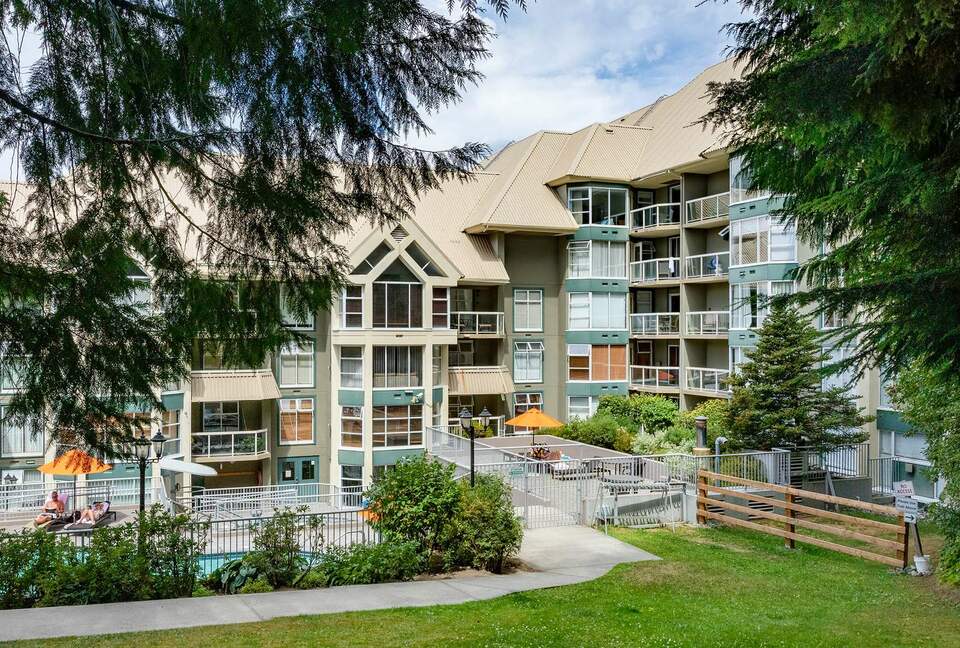 Cozy Ski-In Ski-Out Villa with Community Amenities - Whistler, Canada