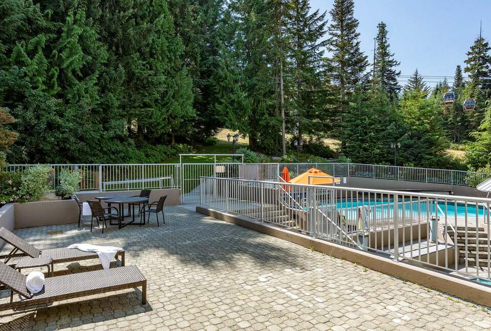 Cozy Ski-In Ski-Out Villa with Community Amenities - Whistler, Canada