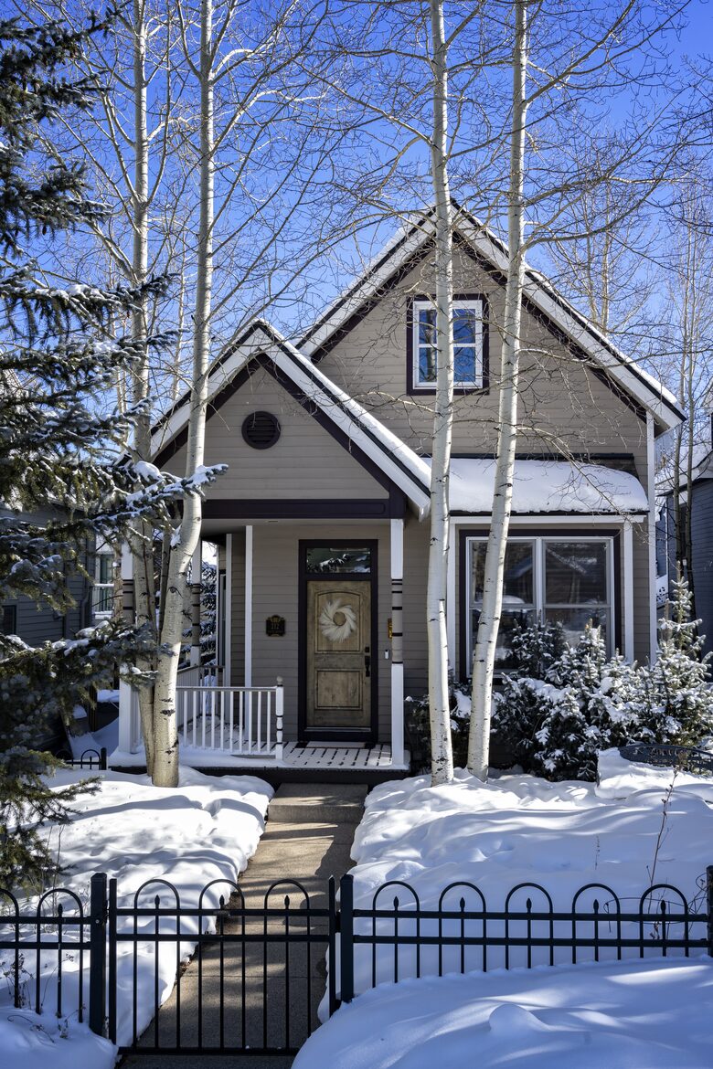 Cozy home in Breckenridge Historic District - ski, mountain bike & hike - walk to shopping + dining - Breckenridge, Colorado