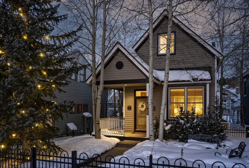 Cozy home in Breckenridge Historic District - ski, mountain bike & hike - walk to shopping + dining - Breckenridge, Colorado