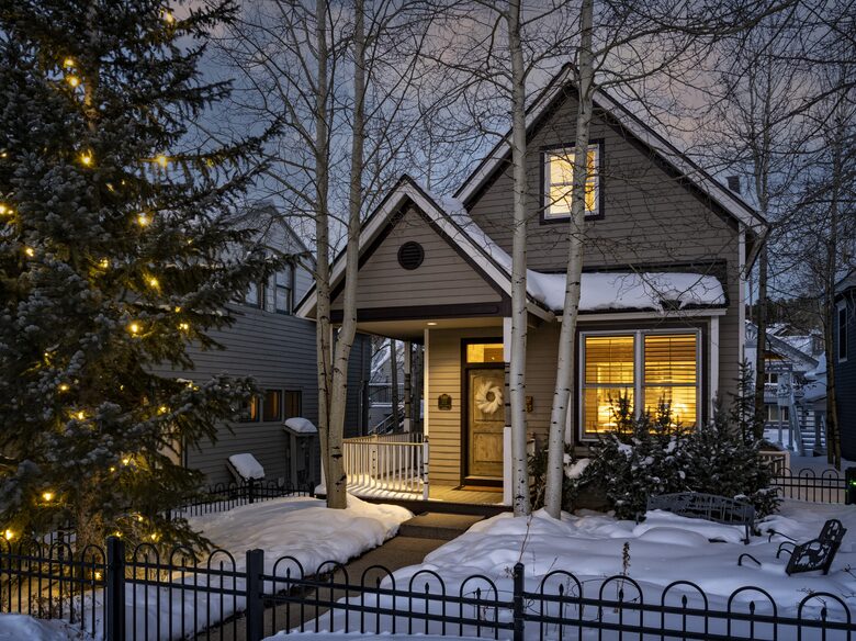 Cozy home in Breckenridge Historic District - ski, mountain bike & hike - walk to shopping + dining - Breckenridge, Colorado