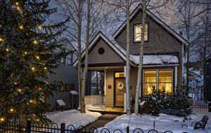Cozy home in Breckenridge Historic District - ski, mountain bike & hike - walk to shopping + dining - Breckenridge, Colorado