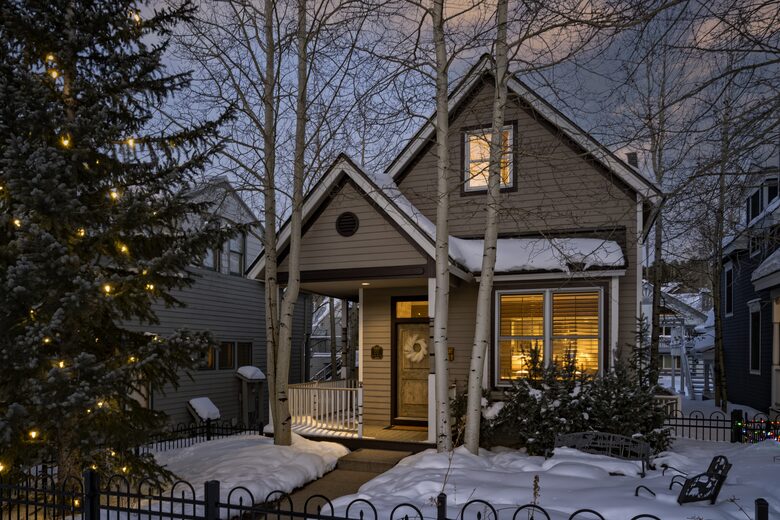 Cozy home in Breckenridge Historic District - ski, mountain bike & hike - walk to shopping + dining - Breckenridge, Colorado