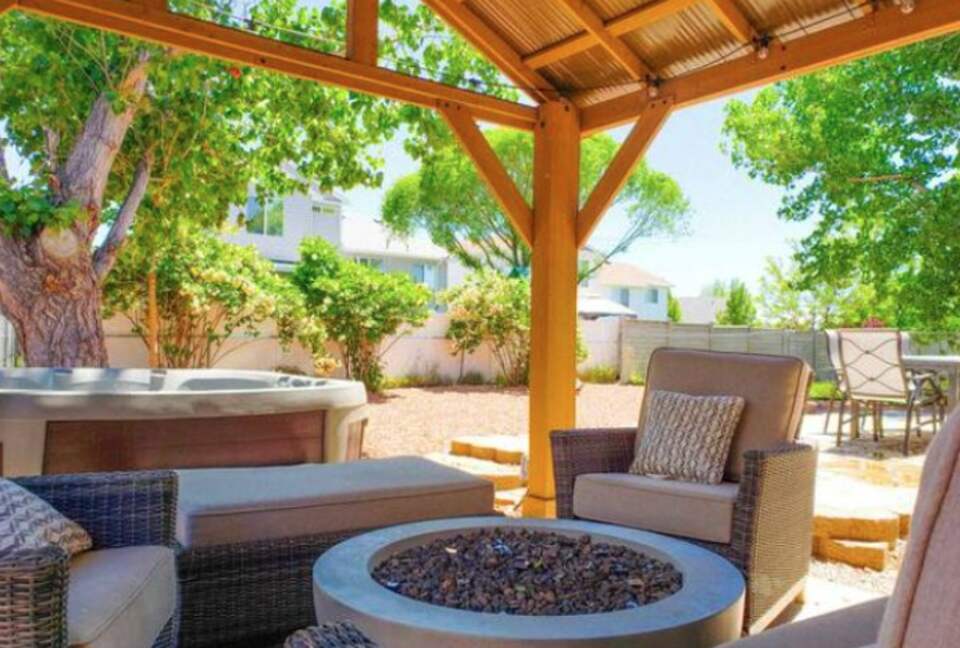 Cozy Getaway Minutes to Ski Slopes and Lakes - Roy, Utah