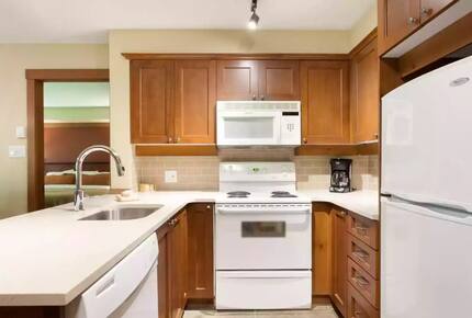 Horstman House 2-Bedroom Ski Condo - Whistler, Canada
