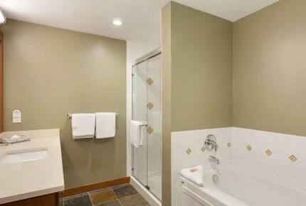 Horstman House 2-Bedroom Ski Condo - Whistler, Canada