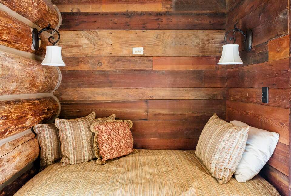 Picturesque Chalet with Stunning Mountain Views - Gypsum, Colorado