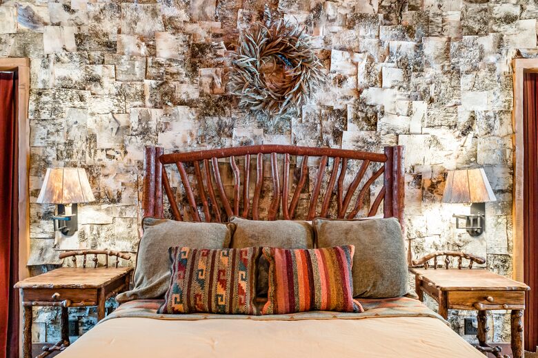 Picturesque Chalet with Stunning Mountain Views - Gypsum, Colorado