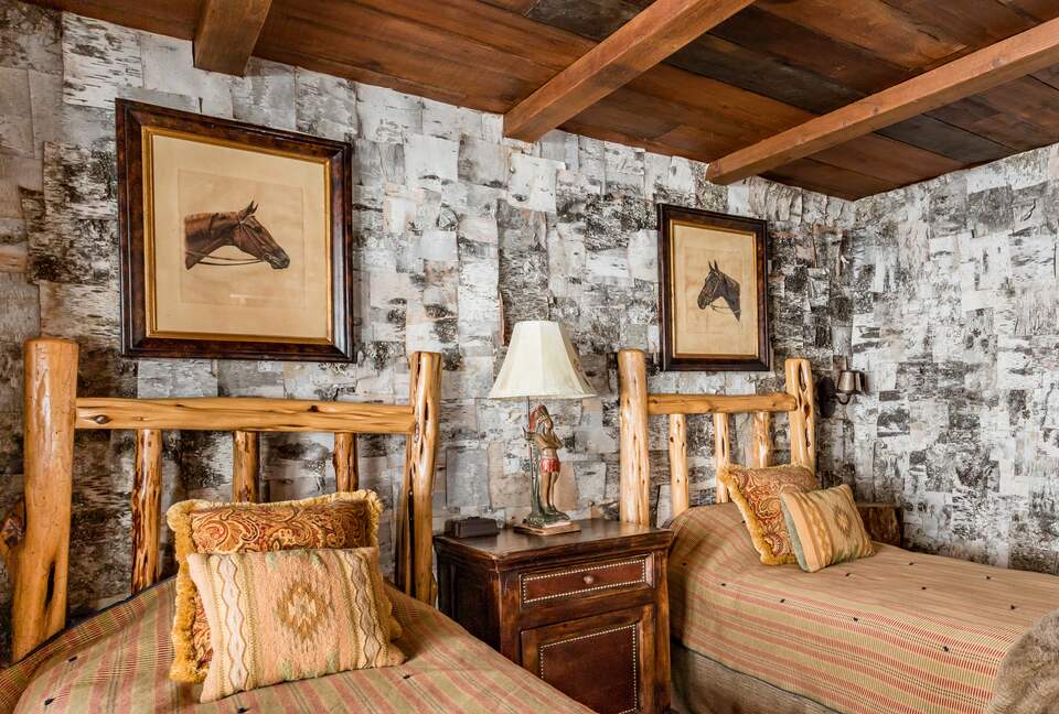 Picturesque Chalet with Stunning Mountain Views - Gypsum, Colorado