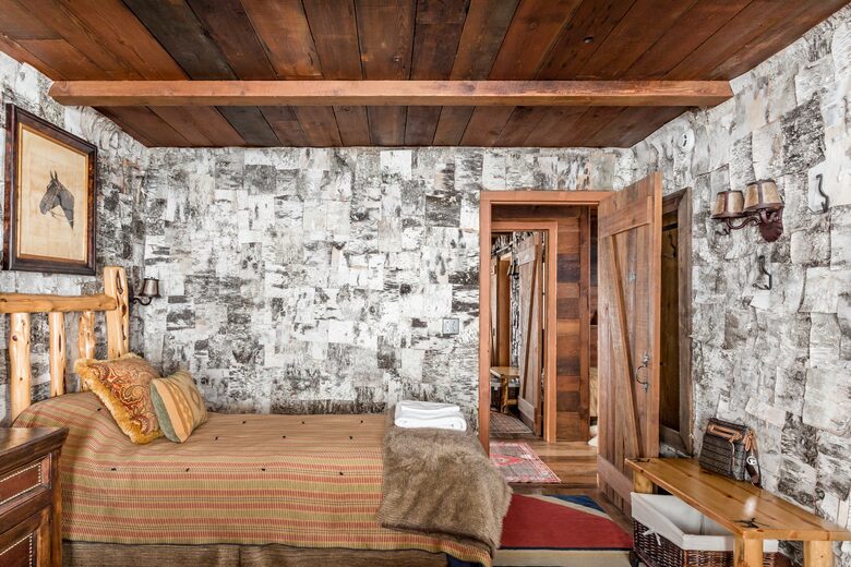 Picturesque Chalet with Stunning Mountain Views - Gypsum, Colorado
