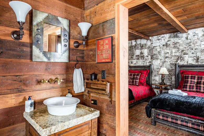 Picturesque Chalet with Stunning Mountain Views - Gypsum, Colorado