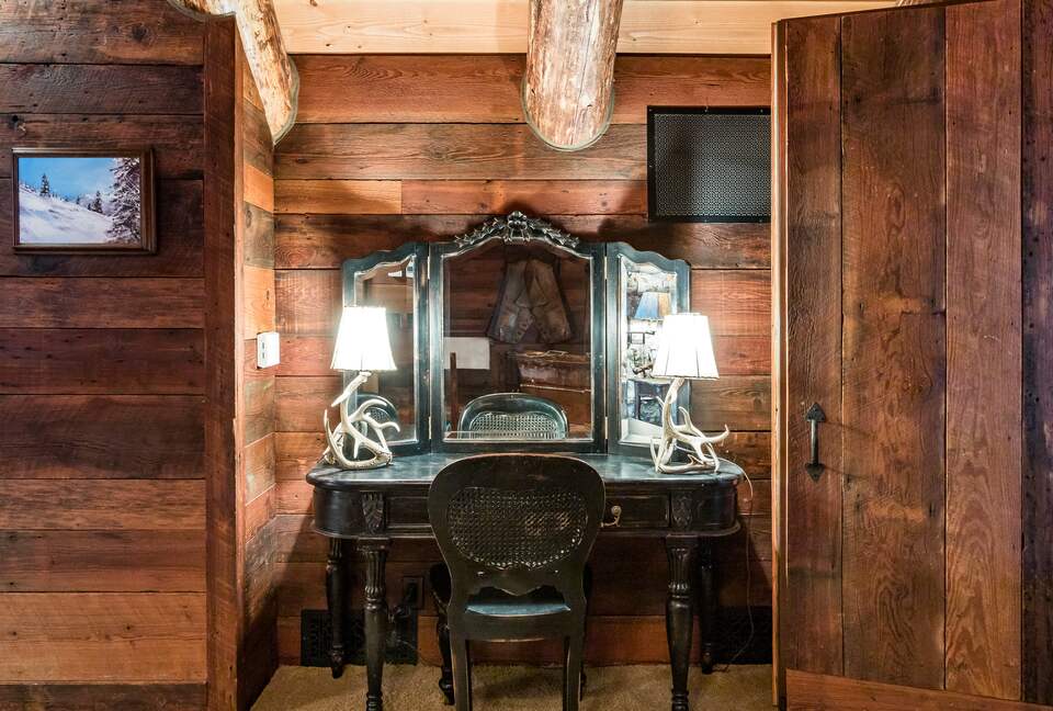 Picturesque Chalet with Stunning Mountain Views - Gypsum, Colorado