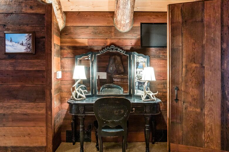 Picturesque Chalet with Stunning Mountain Views - Gypsum, Colorado