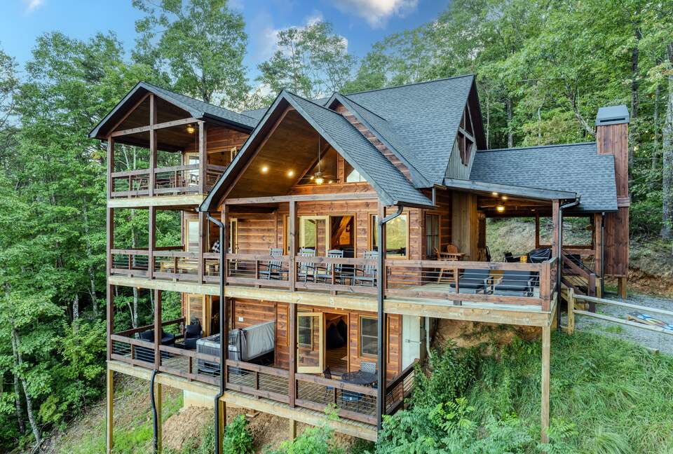 Luxury Mountain and Lake View Cabin - Blue Ridge, Georgia