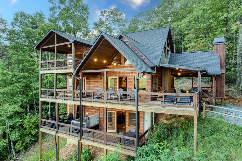 Luxury Mountain and Lake View Cabin - Blue Ridge, Georgia