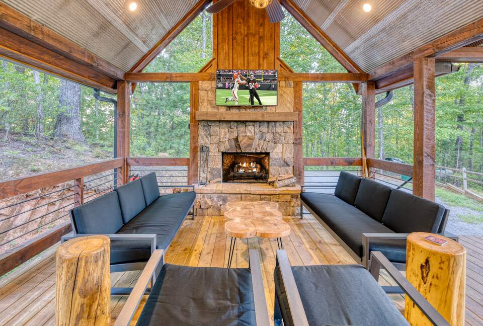 Luxury Mountain and Lake View Cabin - Blue Ridge, Georgia