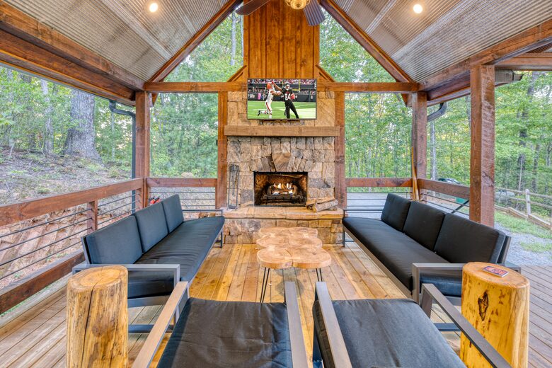 Luxury Mountain and Lake View Cabin - Blue Ridge, Georgia