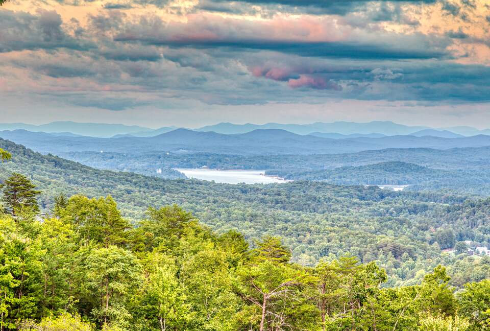 Luxury Mountain and Lake View Cabin - Blue Ridge, Georgia