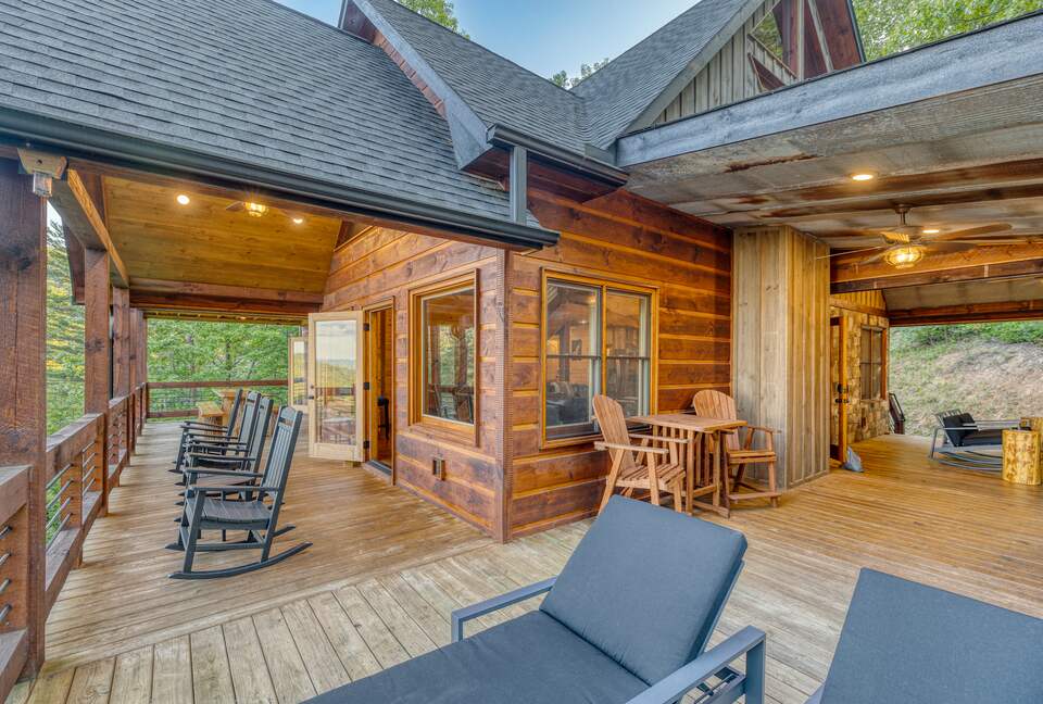 Luxury Mountain and Lake View Cabin - Blue Ridge, Georgia