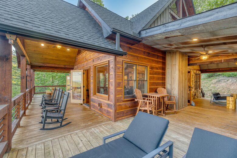 Luxury Mountain and Lake View Cabin - Blue Ridge, Georgia