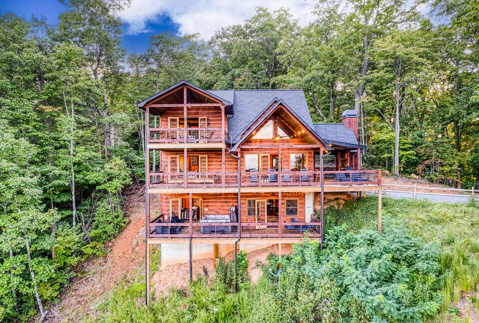 Luxury Mountain and Lake View Cabin - Blue Ridge, Georgia