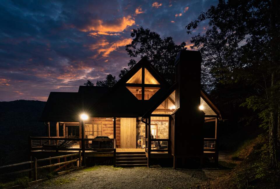 Luxury Mountain and Lake View Cabin - Blue Ridge, Georgia
