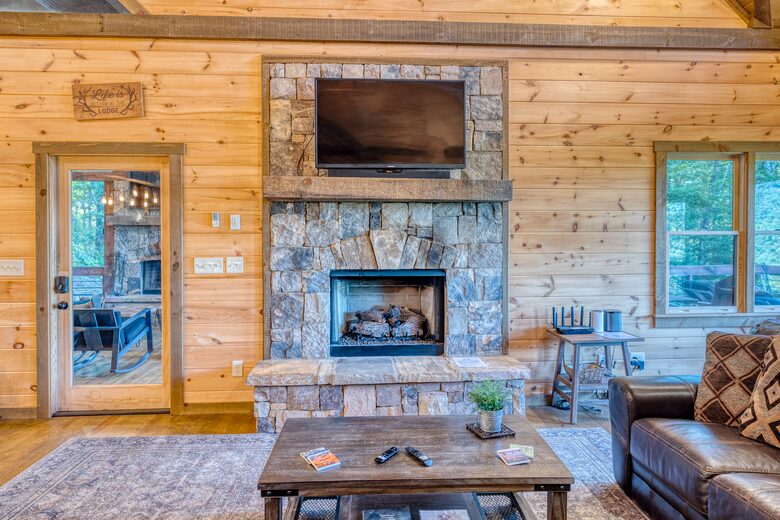 Luxury Mountain and Lake View Cabin - Blue Ridge, Georgia