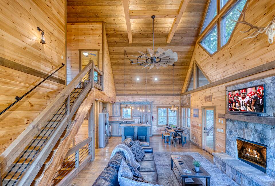 Luxury Mountain and Lake View Cabin - Blue Ridge, Georgia